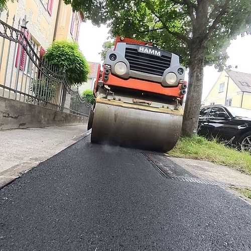 Asphaltkolonne in Aktion! Werde Teil unseres Teams!
🖤 Unser erfahrener Walzenfahrer zeigt, wie es geht! 🛣️ Lust, Teil...